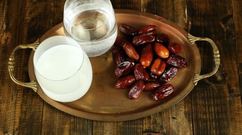 تمر مع حليب وماء