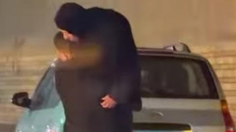 إسلام يحمل أمه على كتفه