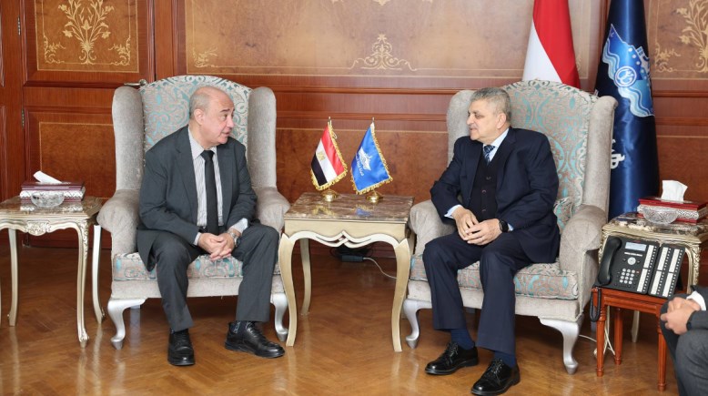 جانب من تسليم شهادة الاعتماد الدولي