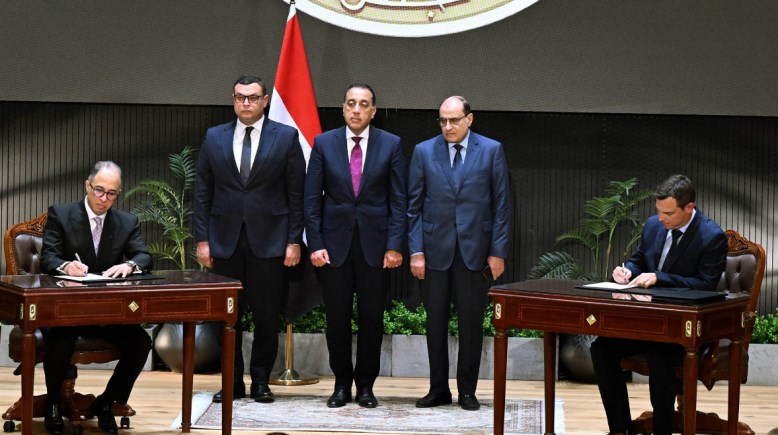 جانب من توقيع الاتفاقية