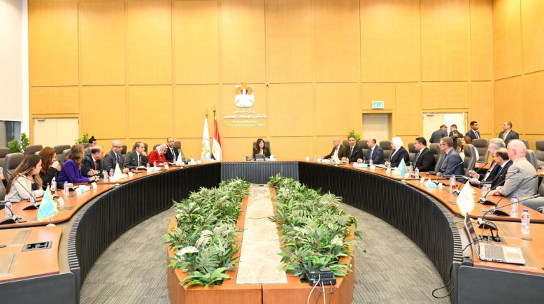 جانب من اجتماع وزيرة الإسكان مع شركة أكور