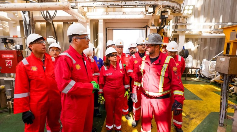 جانب من جولة كريم بدوي، وزير البترول