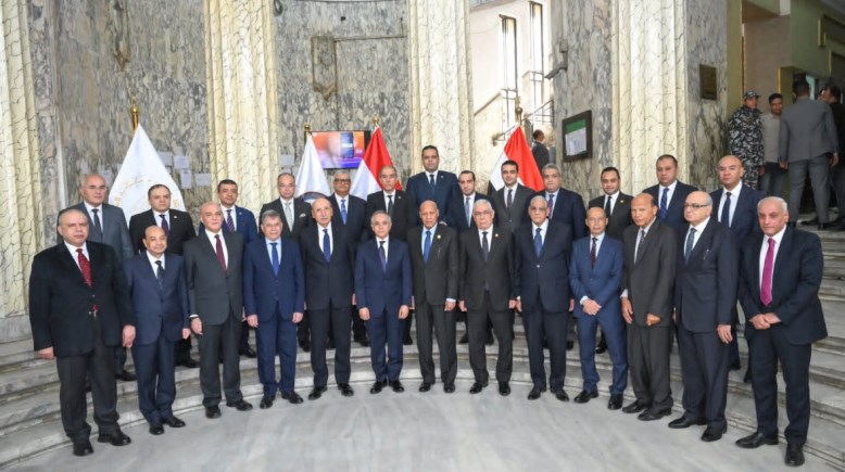 جانب من التوقيع