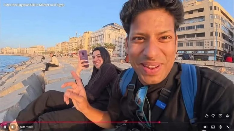 البلوجر الهندي وفتاة الإسكندرية