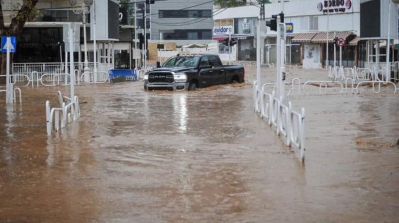 منخفض جوي عنيف يضرب شمال إفريقيا وتحذيرات قوية من مخاطر الطقس