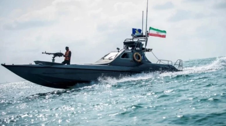 إيران تنفي إجراء مناورات عسكرية فوق مضيق هرمز وتحذير من 