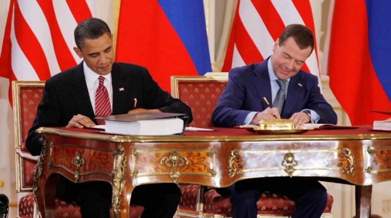 أثناء توقيع معاهدة نيو ستارت النووية عام 2010