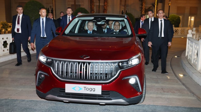 أردوغان يهدي السيسي سيارة كهربائية 