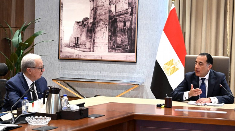 رئيس الوزراء مع الدكتور حسين عيسى