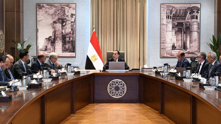 اجتماع رئيس الوزارء مع  الدكتور حسين عيسى، نائب رئيس الوزراء للشئون الاقتصادية، ووزراء المجموعة الاقتصادية