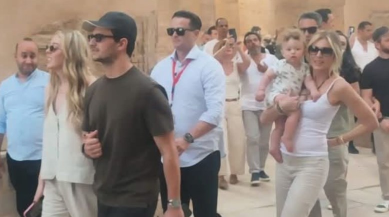 تيفانى ترامب وزوجها والحفيد  فى صالة الأعمدة 