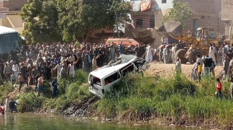 الميكروباص فى موقع الحادث 