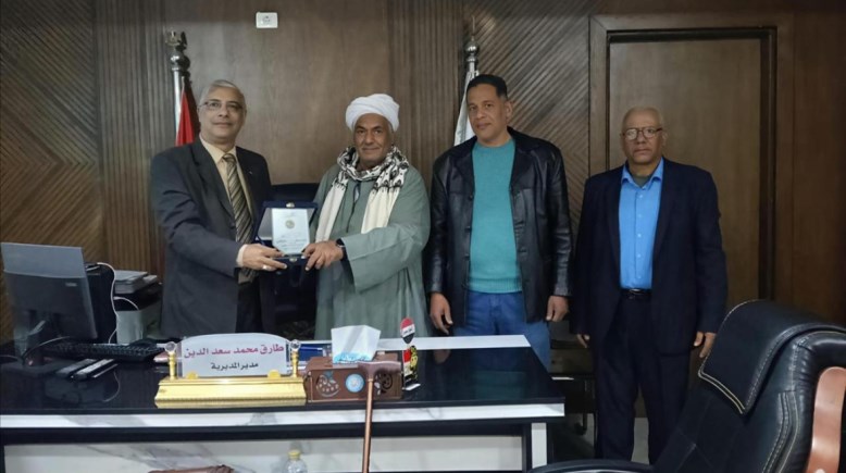 محافظ قنا الدكتور خالد عبدالحليم أثناء الاحتفال بالمركز الثالث في المسابقة