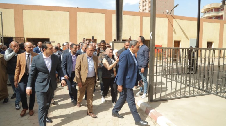 محافظ قنا خلال جولة في السوق الحضاري