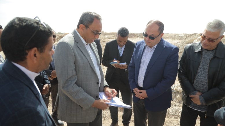 محافظ قنا خالد عبد الحليم خلال تفقد المشروعات