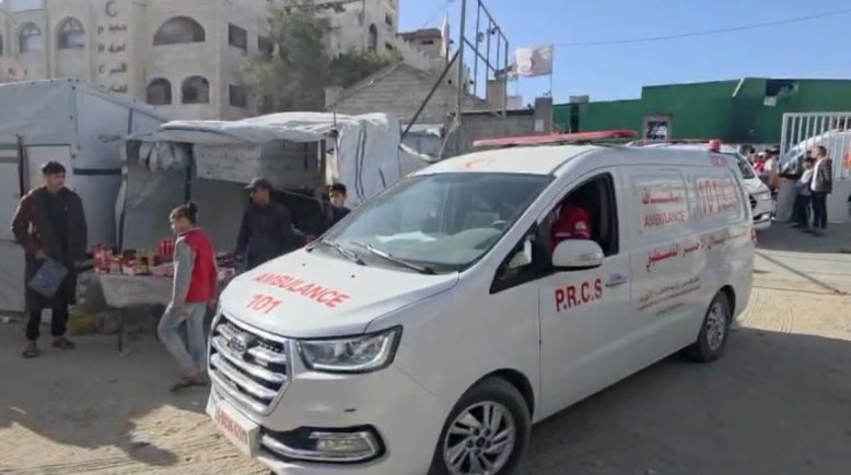 تجهيز سيارات الإسعاف استعدادًا لدخول معبر رفح