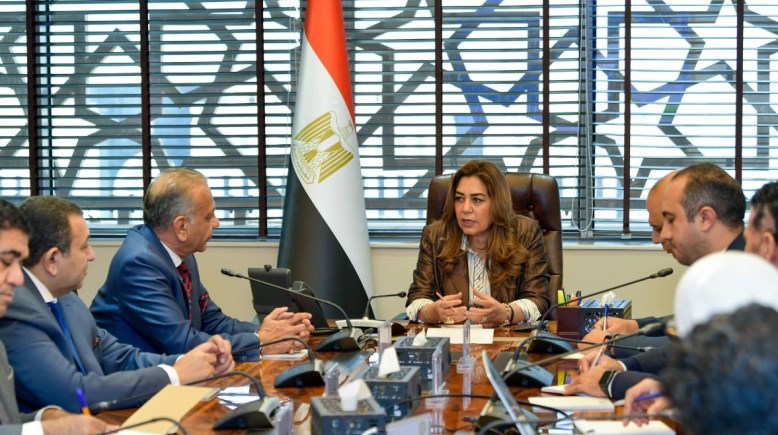 جانب من اجتماع وزيرة التنمية المحلية والبيئة 