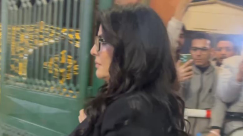 منى الشاذلي في عزاء والد مي عمر