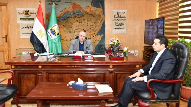 محافظ الفيوم أثناء الاجتماع