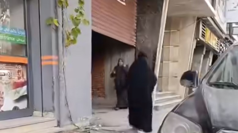 لقطة من فيديو تعدي فتاة على والدتها بالضرب 