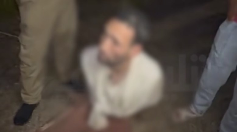 المتهم أثناء ضبطه 