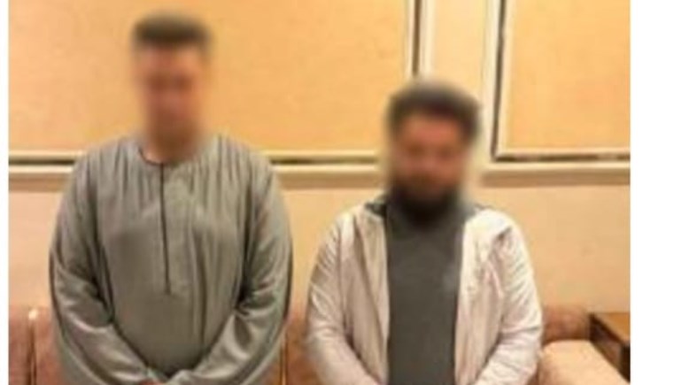 المتهمان بعد ضبطهما 