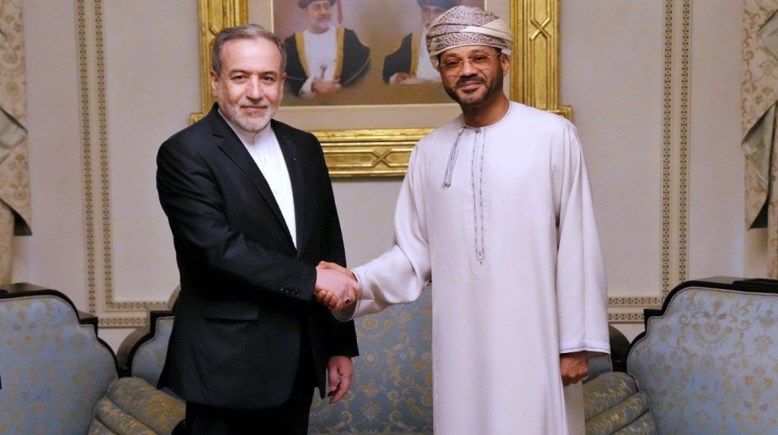 وزير الخارجية العماني بدر بن حمد البوسعيدي، ونظيره الإيراني عباس عراقجي 