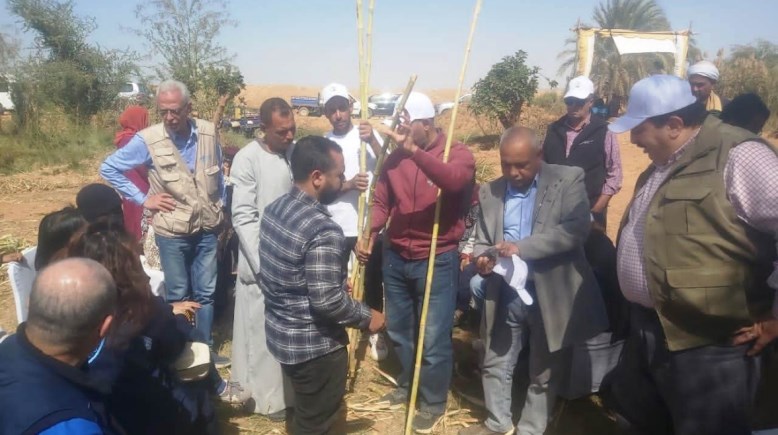 نائب المحافظ السفير الكندى يتفقدو مشروع تعزيز الزراعة الذكية مناخياً بنصر النوبة