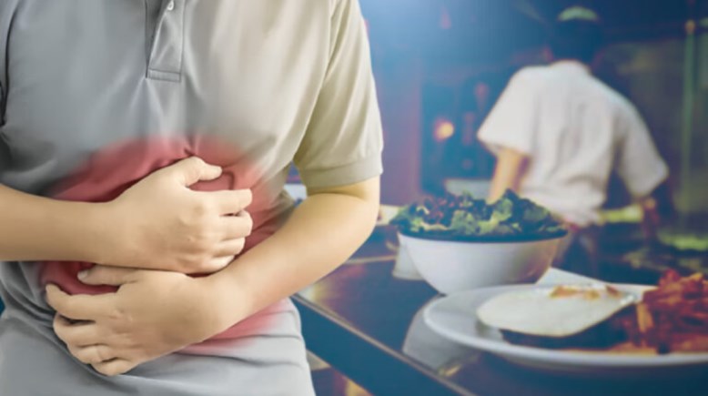 بسبب وجبة كبدة وحواوشي اشتباه تسمم غذائي لأمً و3 من صغارها ببني سويف 