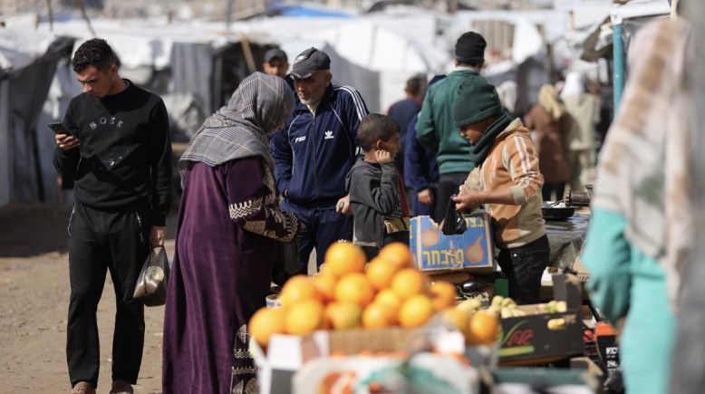 غزاويون في سوق محلي بالقطاع