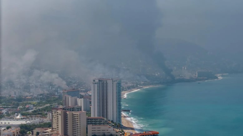 تصاعدت أعمدة الدخان على طول الواجهة البحرية في بويرتو فالارتا