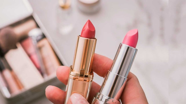 هل وضع أحمر الشفاه أثناء الصيام يفطر؟