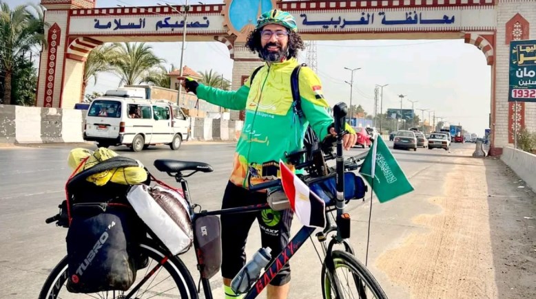 الشاب محمد المصري ودراجتة 