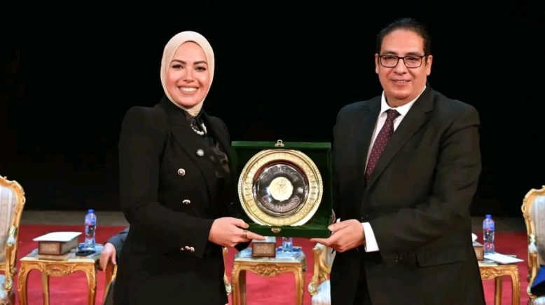 آية عبدالرحمن وتكريم من رئيس جامعة القاهرة 