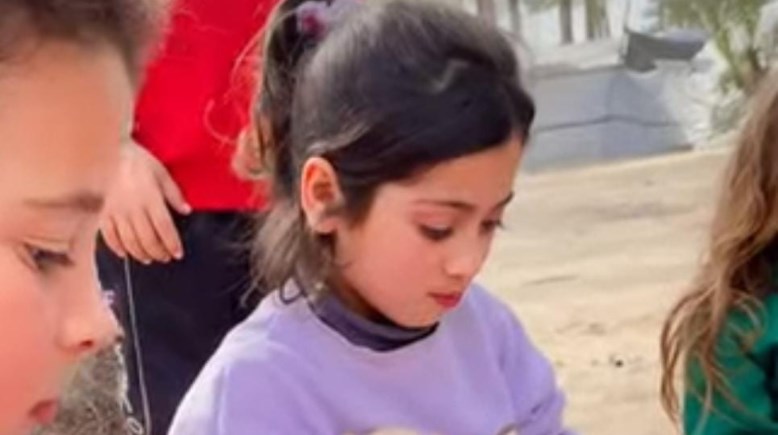 أطفال غزة يصنعون الزينة بأيديهم