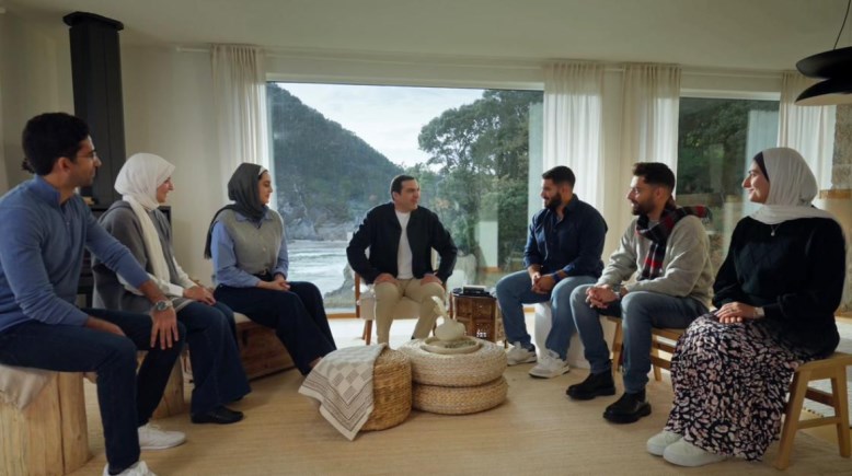 الداعية الإسلامي عمرو خالد خلال برنامجه