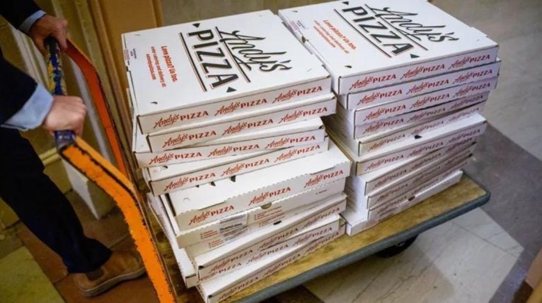 هل ينذر مؤشر البيتزا بضربة أمريكية محتملة ضد إيران؟