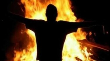عاطل يضرم النيران بنفسه
