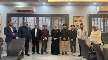 مستشارة شيخ الازهر مع أسرة الطالب الإندونيسي