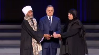 أسرة شهيد مع وزير الداخلية اللواء محمود توفيق