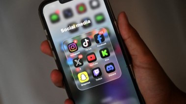 تطبيقات تواصل اجتماعي - صورة أرشيفية