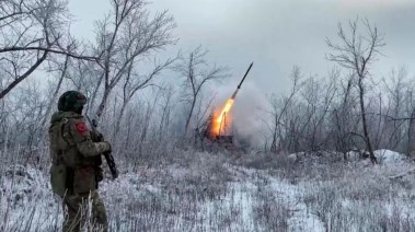 جندي روسي يشاهد إطلاق قذيفة صاروخية