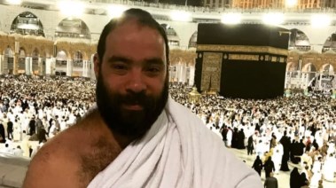 الفنان وائل عوني خلال أداء مناسك العمرة 