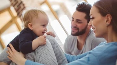 زوجان وطفل رضيع - صورة أرشيفية