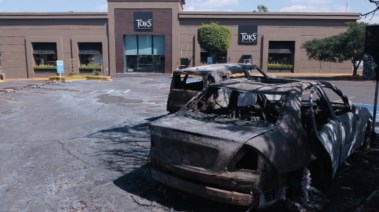 سيارات متفحمة خارج مركز تجاري بمدينة خاليسكو، المكسيك 