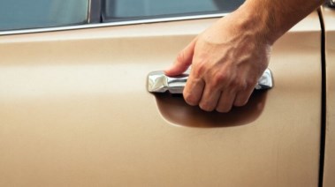 مقابض أبواب السيارات ــ تعبيرية 