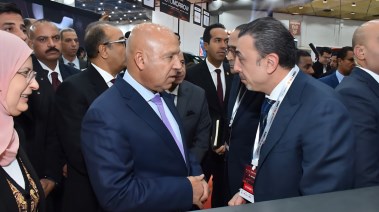 يحيى عبد الحليم يتحدث للفريق كامل الوزير 