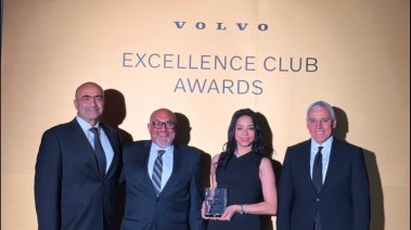 نهى المليجي تتسلم جائزة التميز لمبيعات فولفو 