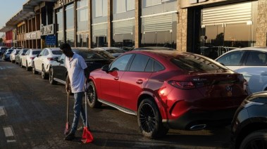 عدد من السيارات