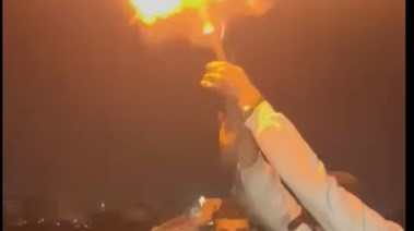 لحظة قيام الشاب بإطلاق النيران